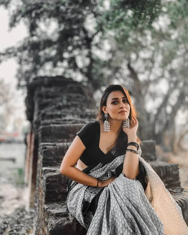 Black_Embellished_Bollywood_Jacquard_Saree_(Black)
